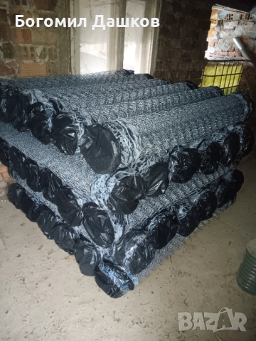 Продавам оградна мрежа 2 мм дебелина на тела 1.5 метра височина 5 см ширина на окото 