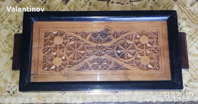 Старинен дървен поднос със стъкло