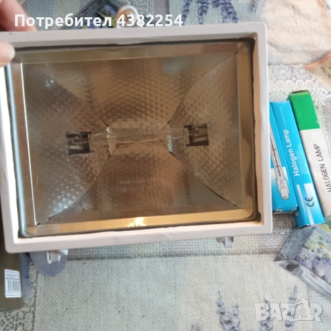 Халогенен прожектор с 3 резервни лампи, снимка 2 - Прожектори - 53508361