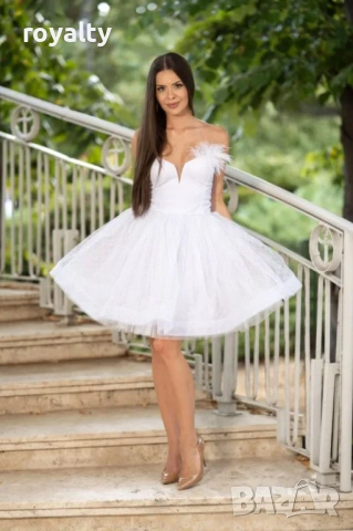 Къса бяла разкроена рокля с блясък и пера, снимка 2 - Рокли - 53528211