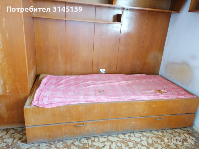 Поръчкова секция с гардероб и двойно легло тип чекмедже