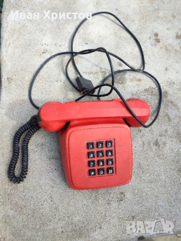 Телефон с бутони 