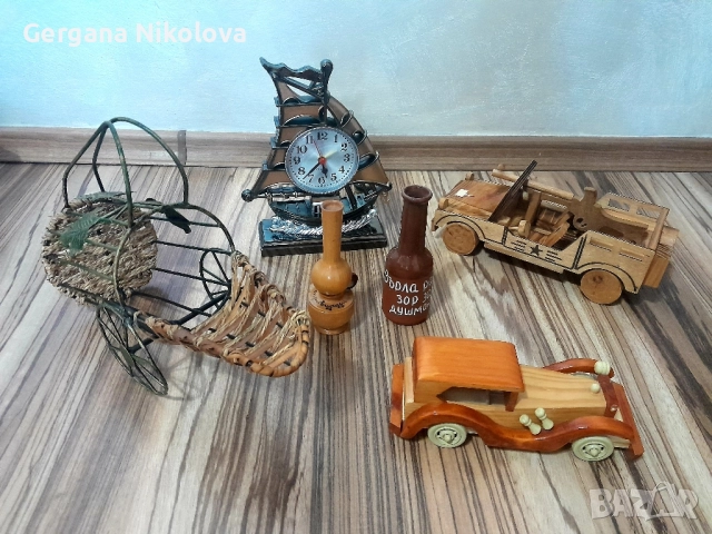 Дървени коли, картина, часовник 