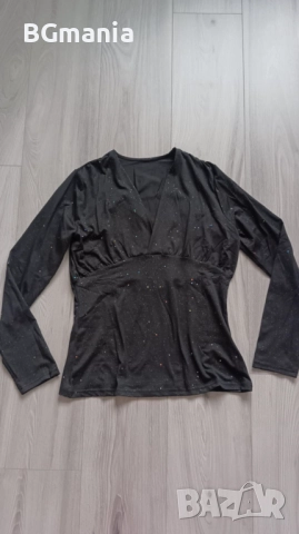 Черна елегантна блуза с деколте и бляскави елементи размер Л, снимка 5 - Корсети, бюстиета, топове - 51947026