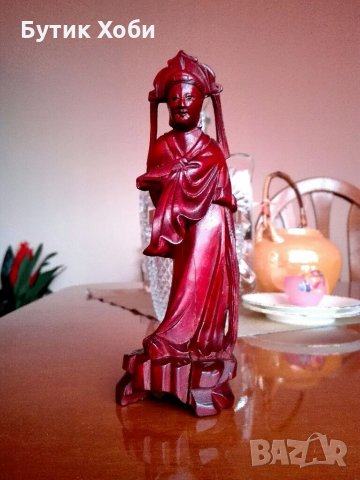 Дървена ръчно резбована фигура