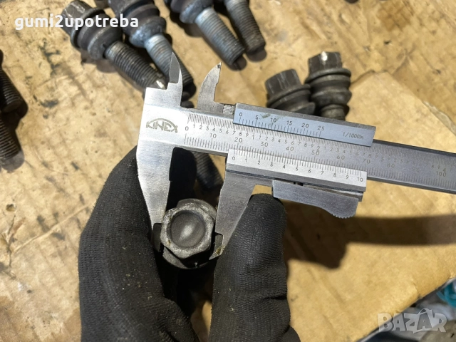 Продавам Болтове /Секретни за Джанти Porsche Cayenne М14х1.50х19, снимка 4 - Аксесоари и консумативи - 52079902