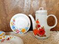 Цветно чайниче и чинийки, снимка 1 - Чинии - 44611357