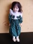 Порцеланова кукла със зелена рокля и панделки готина, снимка 1