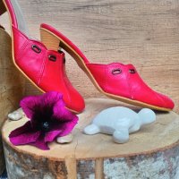 Червени дамски чехли, изработени изцяло от естествена кожа. Ходилото е с удобна извивка, среден ток , снимка 1 - Чехли - 41816328