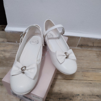 официална бели обувки с токче, снимка 1 - Детски обувки - 44817641