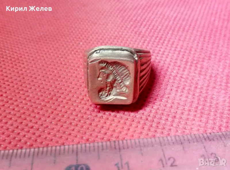 ПОЗЛАТЕН БРОНЗОВ ПРЪСТЕН РЕПЛИКА КОПИЕна АНТИЧЕН с РЕЛЕФНО ИЗОБРАЖЕНИЕ Тип ГЕМА на РИМСКИ ВОИН 44127, снимка 1