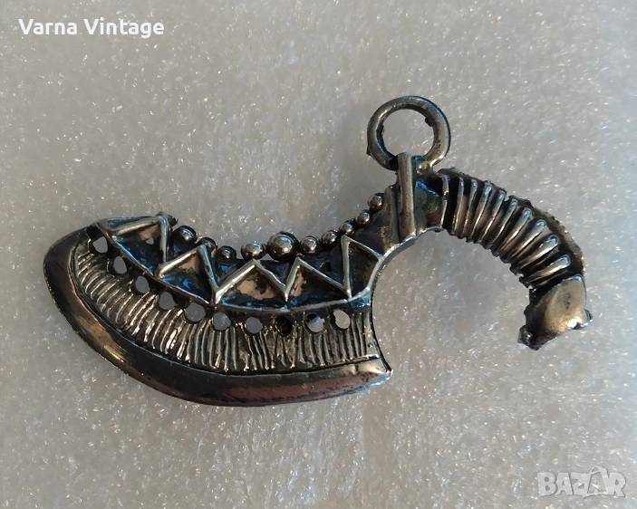 Красива значка брошка на нож, мачете, сатър., снимка 1