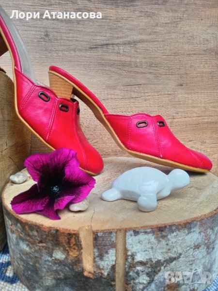 Червени дамски чехли, изработени изцяло от естествена кожа. Ходилото е с удобна извивка, среден ток , снимка 1