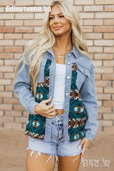 Дамско дънково яке в син цвят с контрастен ацтекски принт, снимка 1