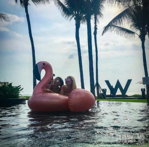 Плувайте с комфорт и стил с нашите надуваеми шезлонги-Фламинго, Еднорог или Лебед