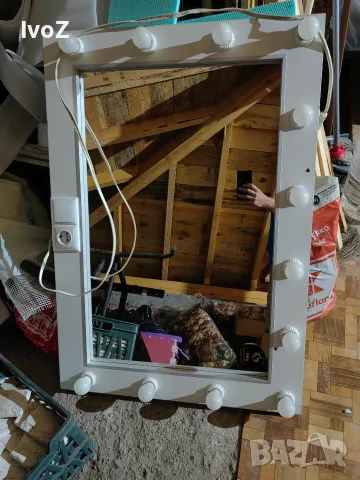 Продавам огледало с рамка и крушки., снимка 3 - Огледала - 56195307