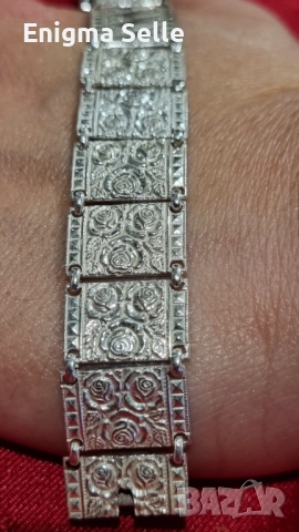 Антична сребърна гривна с панелни връзки и релефна декорация на цветя.