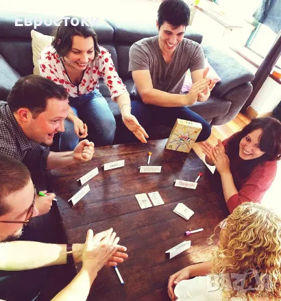 Настолна игра Asmodee Just One Table Game Yellow, игра за думите, италианска версия, снимка 2 - Настолни игри - 47297445