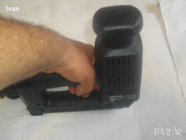 НОВ ОРИГИНАЛЕН НЕМСКИ BLACK DECKER ГОЛЯМ ЕЛЕКТРИЧЕСКИ ТАКЕР КОМБИНИРАН СКОБИ ПИРОНИ 19-30мм , снимка 16 - Други инструменти - 49509769