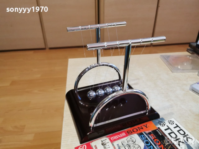 Люлката на Нютон-18х18х15см-стоманени топчета 1501261052, снимка 2 - Колекции - 53106282