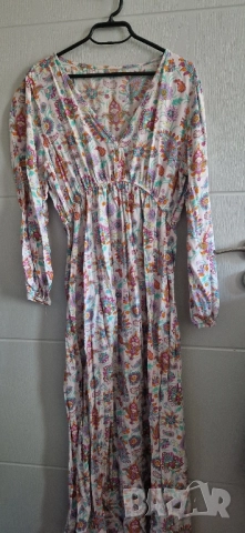 Дамска дълга рокля с дълъг ръкав  размер: М/Л материя: памук цвят: бяла с фигури подходяща за ежедне