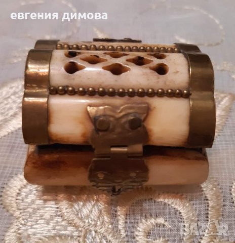 Кутийка от камилска кост , снимка 1 - Антикварни и старинни предмети - 40838602