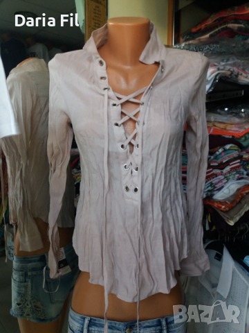 Бежова риза с връзки на деколтето 