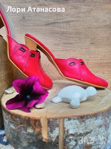 Червени дамски чехли, изработени изцяло от естествена кожа. Ходилото е с удобна извивка, среден ток 