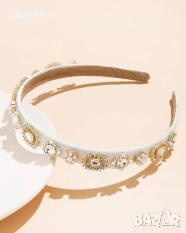 Бяла диадема с камъни и перли