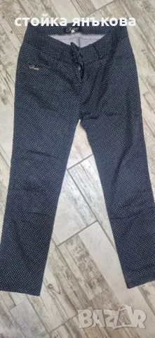 Продавам дамски тъмносин панталон на точки.