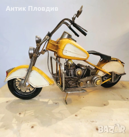 Метална ретро фигура на мотор в мащаб