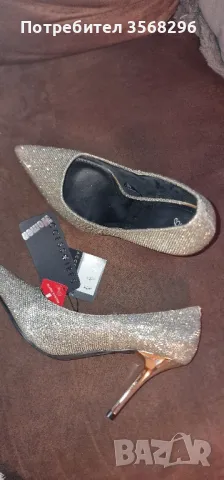 НОВИ обувки на ток с брокат