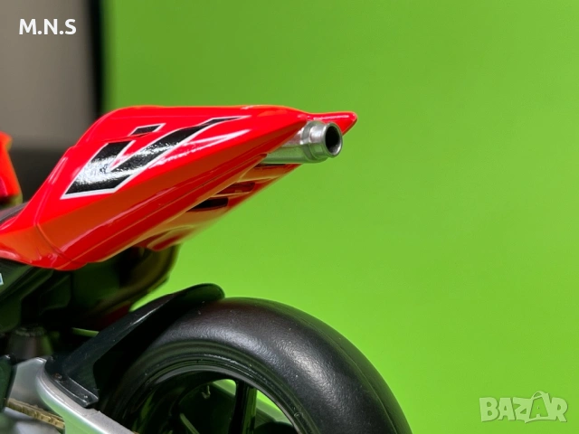 Honda RC211V Мотор Колекционерски  , снимка 10 - Колекции - 53600392