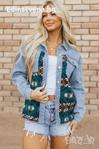 Дамско дънково яке в син цвят с контрастен ацтекски принт, снимка 1