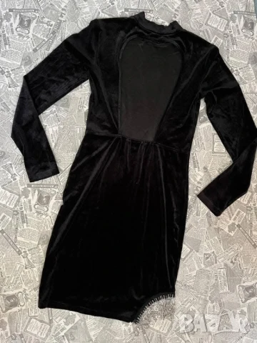 кадифена рокля с отворен гръб 