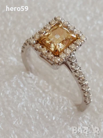 Дизайнерски дамски златен пръстен 14к с 1 карат натурален жълт Брилянт,форма принцес и бели брилянти, снимка 2 - Пръстени - 51317440