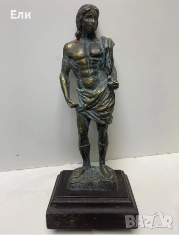 Бронзова статуетка на младеж