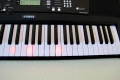 Yamaha – Синтезатор с 5 октави, динамична светеща клавиатура и подарък, снимка 10