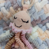 Комплект Бебешко одеяло и играчка октопод с дървена дръжка , снимка 2 - Комплекти за бебе - 44695774