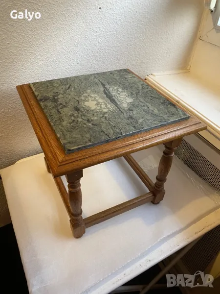 Малка масичка от масивно дърво и мраморен плот, снимка 1