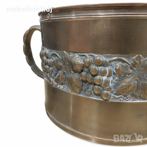 Красива антикварна медна саксия с окачване на верига и декоративен релефен орнамент, снимка 3 - Антикварни и старинни предмети - 53640710