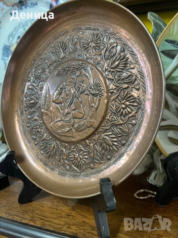 Стара медна чиния за стена Релефно изображение на седнал човек и флорални мотиви Диаметър-22 см и дъ, снимка 6 - Пана - 52809170