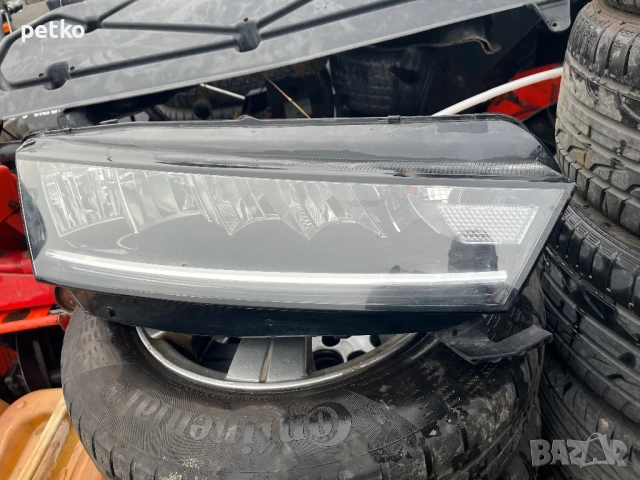 Продавам десен фар за Октавия 2020