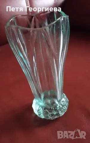 Стилна стъклена ваза