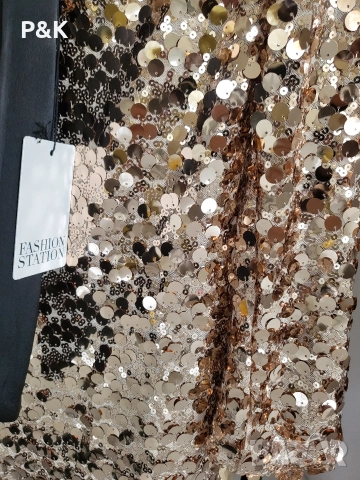 Златна рокля с пайети и сатенена панделка, снимка 3 - Рокли - 52721135