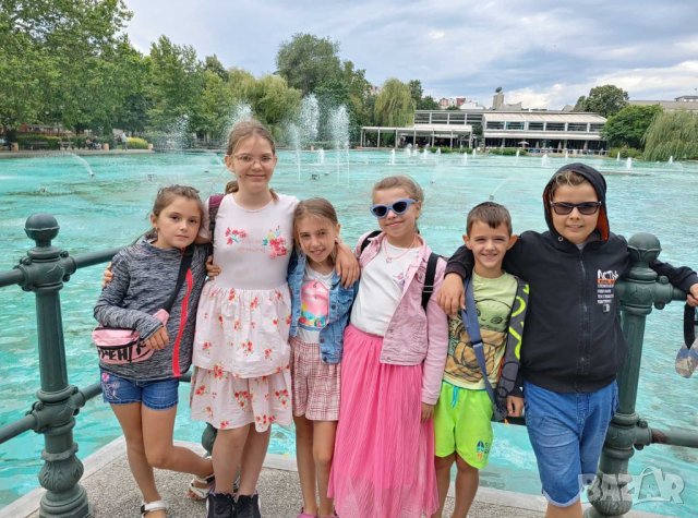 Плуване, игри, творчески и образователни занимания. 