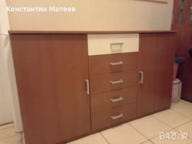 Много запазен скрин с 5 чекмеджета 2 врати