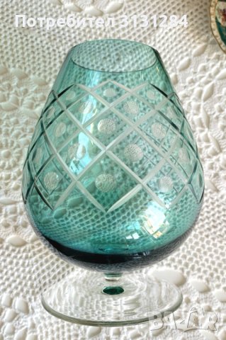 Кристална ваза гравирана зелена Германия 60-те години, снимка 3 - Антикварни и старинни предмети - 41116639