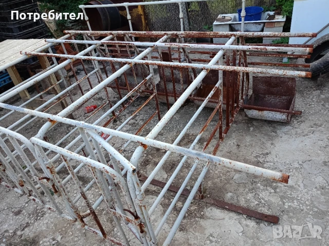 Свински Боксове,напълно здрави,4 броя поилки към основен източник,4бр.хранилки,4бр боксове