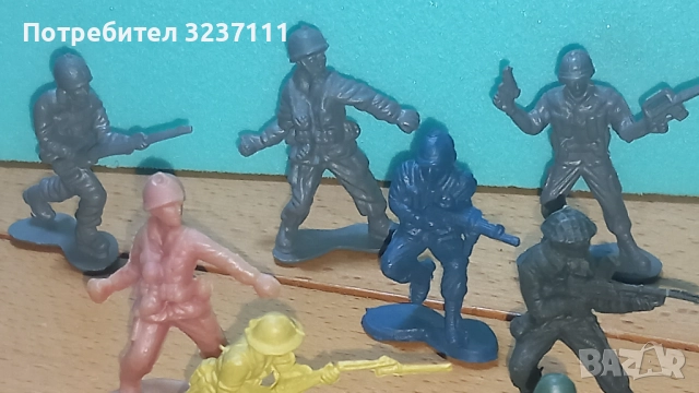 Пластмасови войничета - 2, снимка 3 - Колекции - 52180134